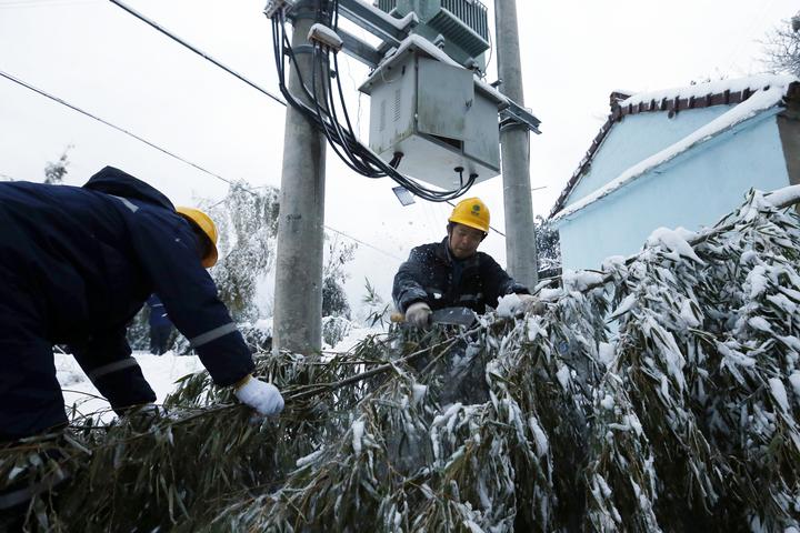 pg电子:春节保电陆良城区供电员工迎风雪奋战抢修电网一线
