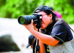 许多“专职”报料人的“长枪短炮”甚至比专业摄影记者的相机还高级。深圳商报记者 甘跃飞 摄