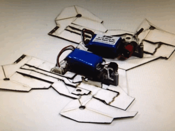 pg电子:
一个蝴蝶形的塑料平板竟然神奇地自动折叠为一个机器人机器人